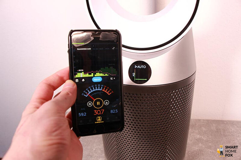 Die Lautstärke vom Dyson Purifier Cool Autoreact TP7A Luftreiniger wird auf niedriger Lüfterstufe gemessen und zeigt 30,7 dB auf dem Smartphone an